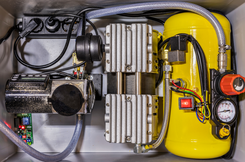 Uhrwerkfütterer, Kompressor und Timerboard sorgen für eine ­regelmäßige und flächendeckende Zufütterung in der Zuchtkiste, um Mangelernährung zu vermeiden. Eine Installation von Yana Zschiedrich