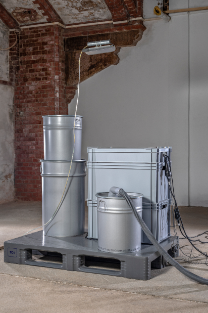 Kontrollzentrum der Installation „Hybris“ von Yana Zschiedrich im Westkreuz, Heilandskirche Leipzig