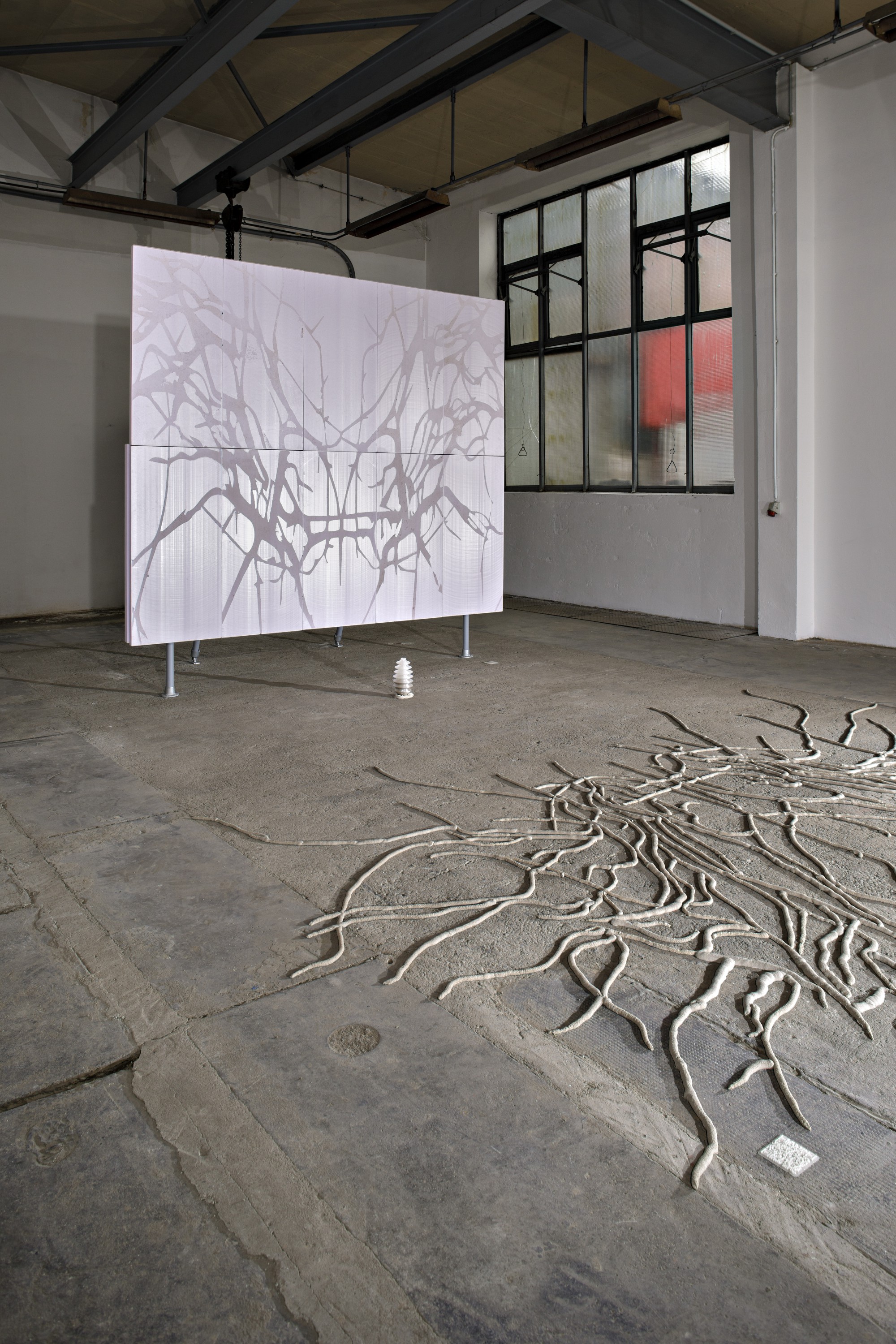 Yana Zschiedrichs; Meisterschülerin von Prof. Joachim Blank der HGB Leipzig, Installation Hyb.Instal.2024.01 in der Techne Sphere Leipzig auf dem Gelände der Kirow Werke. Die Arbeit ist entstanden im Rahmen des Projektstipendiums der Artist Residency Schloss Balmoral und war zu sehen im Grassi MAK Leipzig und in der Sayner Hütte in Bendorf.