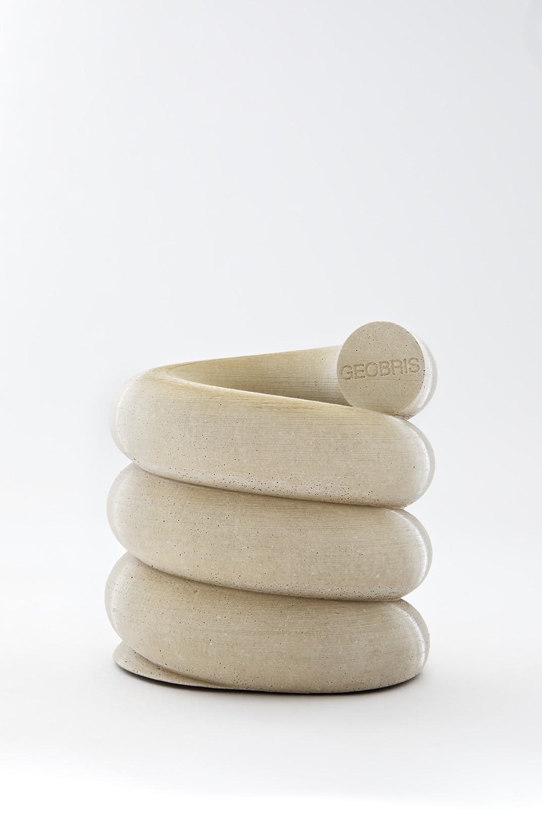 Ein Haufen aus Geobris, ein nachhaltiger Baustoff aus Mehlwurmkot. Ein Werk für das Futurium Berlin. Contemporary Art Berlin.