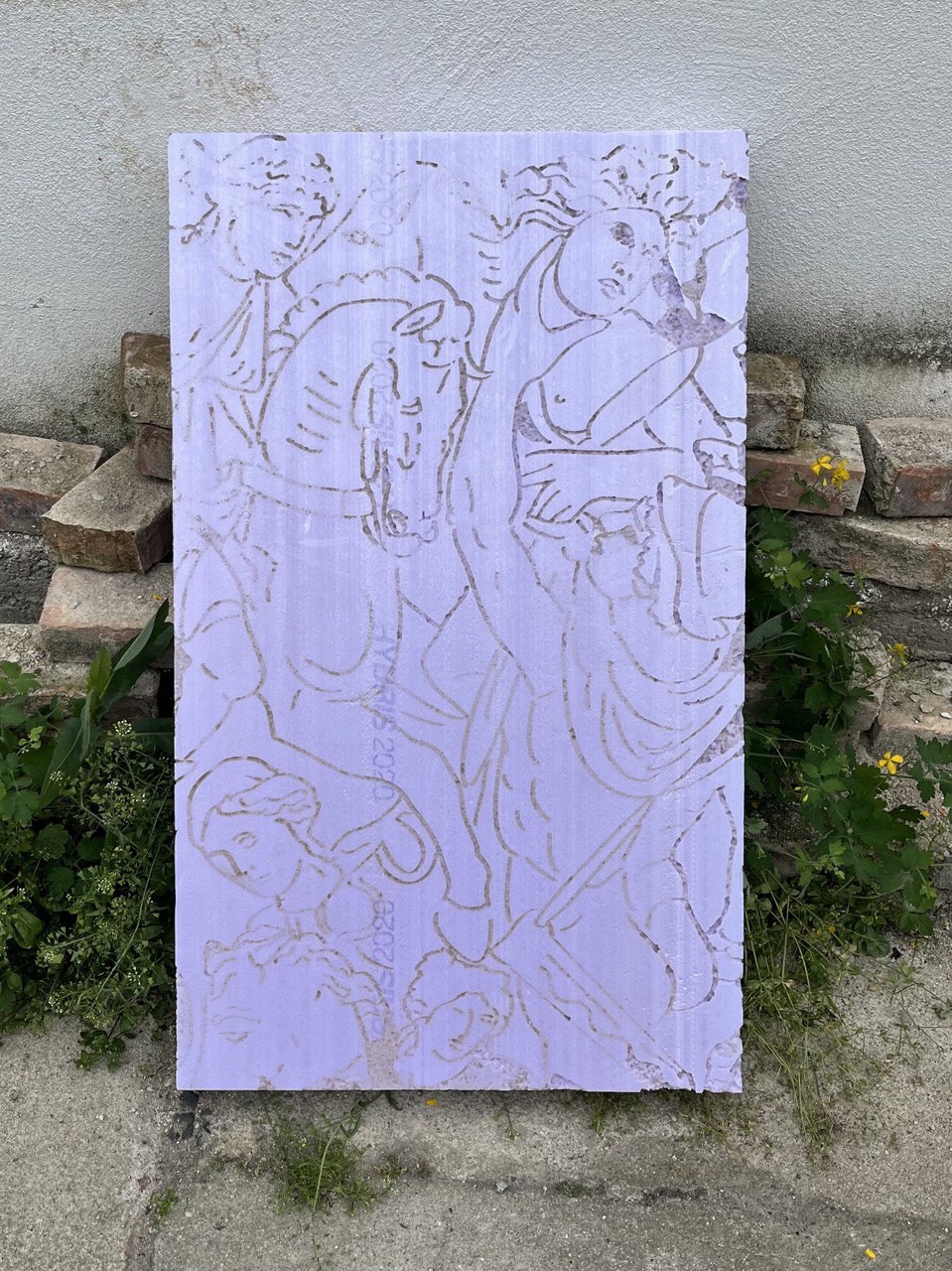 Amazonen im Kampf, von Mehlwürmer ins Styrodur gefressen. By Yana Zschiedrich