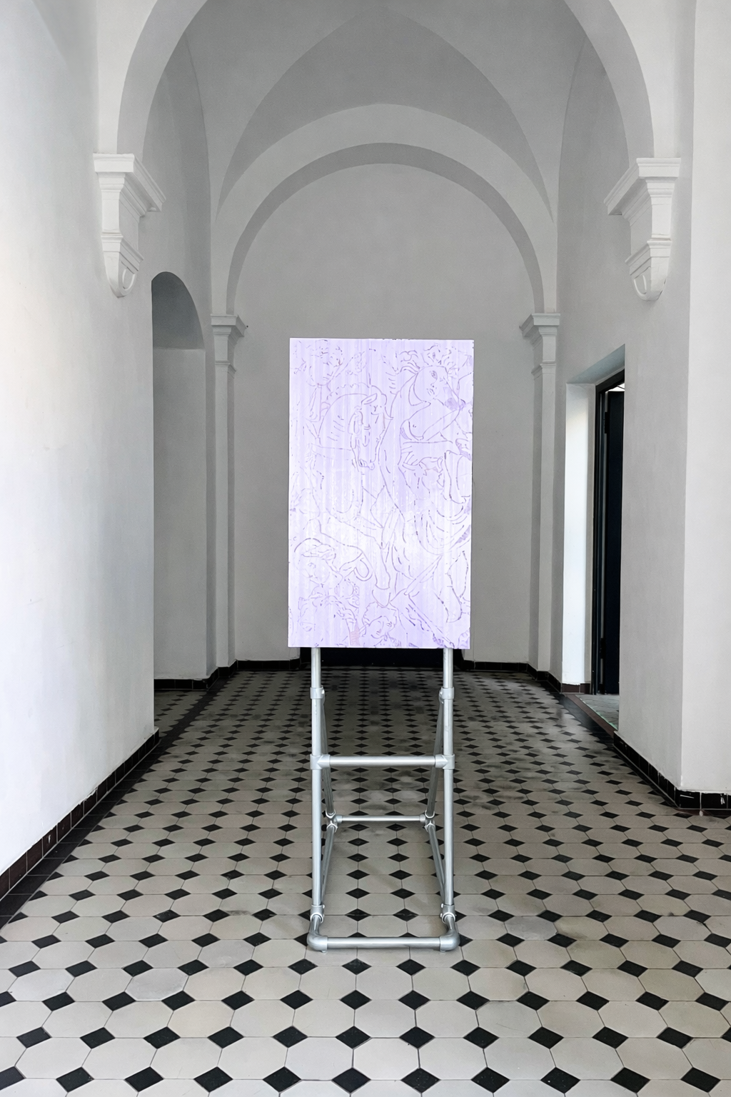 Symmetrischer, lichtdurchfluteter Gang mit eleganten Rundbögen und grafischem Fliesenboden. Im Zentrum eine Staffelei mit einem pastellvioletten Relief, das kämpfende Amazonen zeigt. Fotografie und Werk von Yana Zschiedrich.