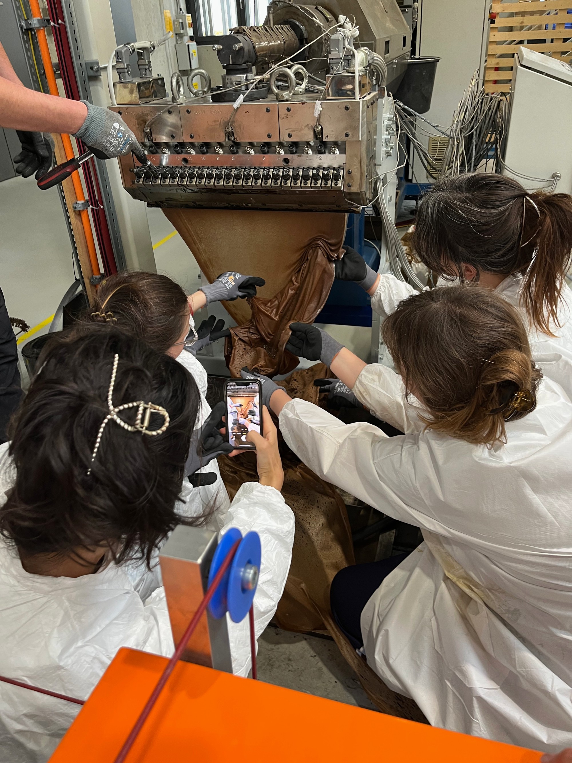 Hands shaping a material. Mealworm frass bound for the first time with a bio-PLA. A workshop by Yana Zschiedrich in collaboration with the research cluster MERGE. Participants: Brigita Kasperaite, Corinna Wolff, Taisiia Kravchenko, and Olena Melnyk.
